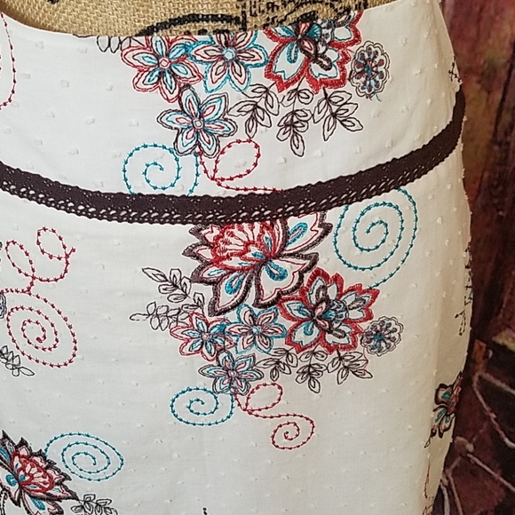 🌸embroidered skirt🌸 - Picture 2 of 5